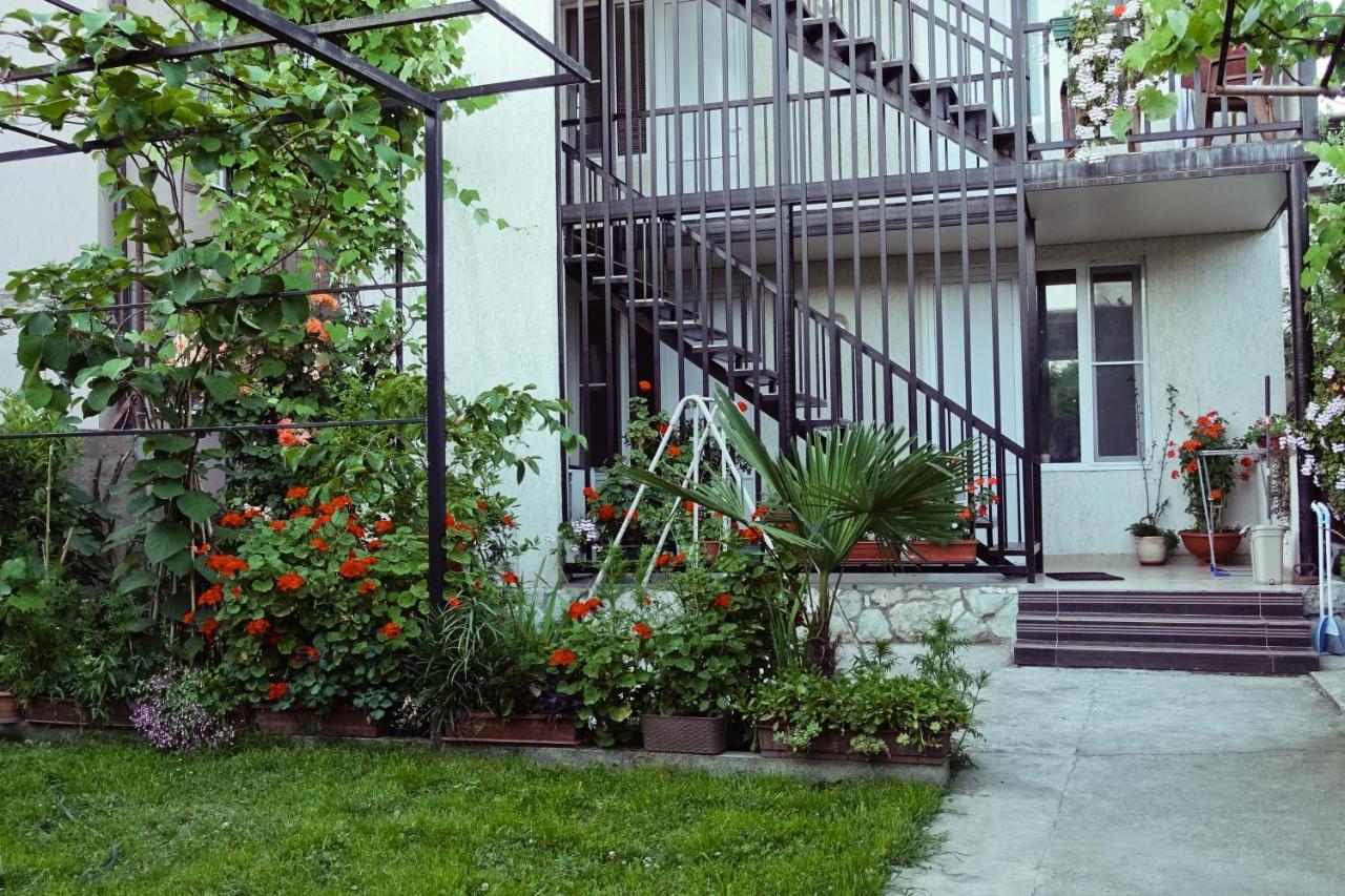 Гостевой Дом Летний Сад Sochumi Exterior foto